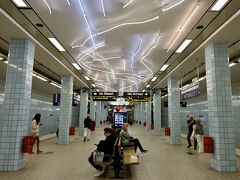 「Hotorget駅」に到着。「Slussen駅」からは3駅ほど。
ストックホルムの地下鉄は、地下鉄アートで有名だけど、この駅もそのうちの一つ。
天井の照明が不思議なデザイン。