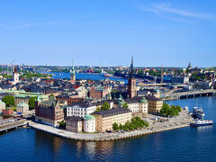 そして、タワーから見たかった景色がこちら！
湖に囲まれた旧市街ガムラ・スタンの景色。
ガムラ・スタンの大広場（ストールトルゲット広場）と並んでガイドブックに掲載される景色。
ガムラ・スタンは、タワーの南東側にあるので、午後からの方が順光になり、写真も綺麗に撮れる。