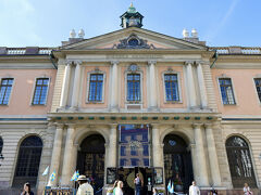 ではでは、その大広場に面して建つノーベル博物館に入りましょう！