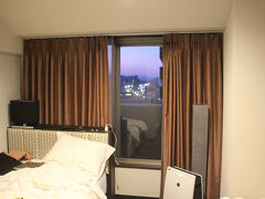 里庄駅から倉敷駅まで戻り、宿泊するホテルに向かいます。
駅に近いセンチュリオンホテル＆スパという施設で、大浴場は外来も利用可能らしいです。
入り口にアメニティーバーがあり、コーヒーやお茶もここでもらっていきます。
3人利用の部屋ですが、セミダブルにソファーベッドという、ちょっと狭い部屋。
シングルルームくらいの狭さと大人３人がベッドを取り合うのは結構きつい・・・。
大浴場があるなら利用したかったですが、泉質があまり好みでないので部屋のお風呂にしました。

あまりよいことを書いていませんが、ホテル自体の雰囲気はよく、狭くてもくつろげて、スタッフの皆様も感じよかったので、また泊まりたいと思いました。