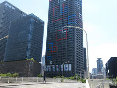 その奇抜さが 際立ってくるが
　
ビルの下のほうに
あの マークが見えた
　