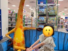 メーシーズの中にトイザらスがあり、あとから合流した子供たちも吸い込まれて延々遊んでいました。メーシーズ、レディースフロアは明るくてBGMもかかっているのに、メンズ・トイザらスフロアは暗くて無音！活気なさすぎてわろた。なお、トイザらスは商品に値札がなくてその辺にあるリーダーにかざして値段を確認するという一手間必要。