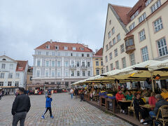 飲食店が立ち並んでおり
昼食の時間帯でしたので屋外で食べている人も沢山います
