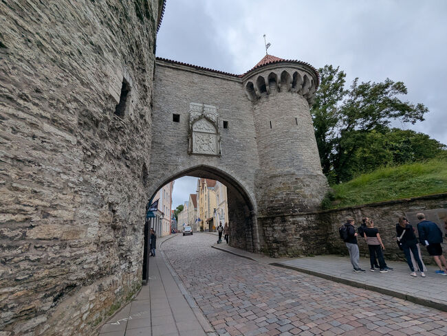 旧市街へ石畳の道を進んで行きます