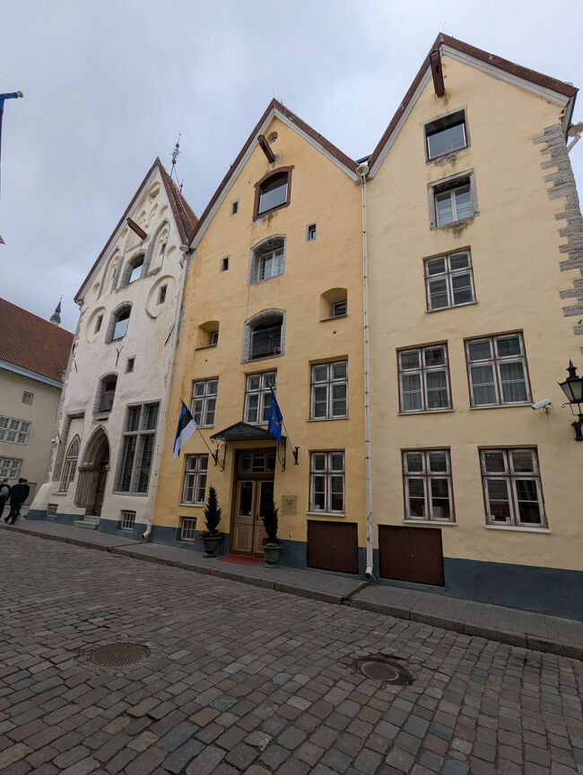 旧市街に入ってすぐのところに<br />三つのゴシック建築が並んでいる通称「三人姉妹」