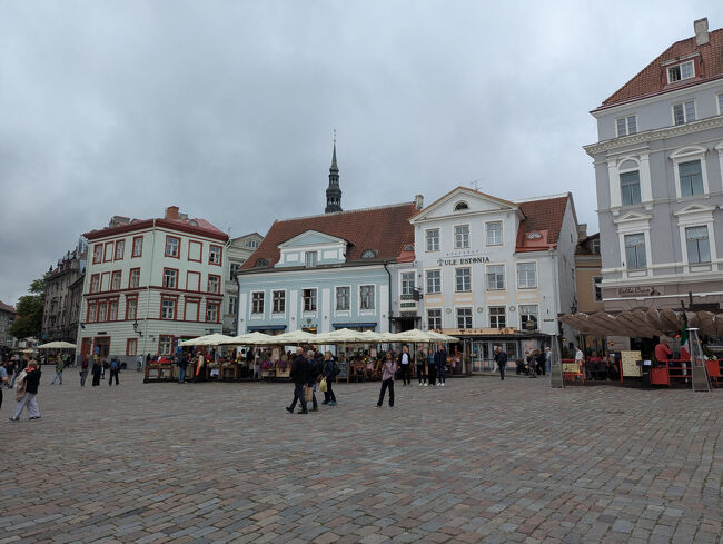 広場はどこも観光客で賑わってました