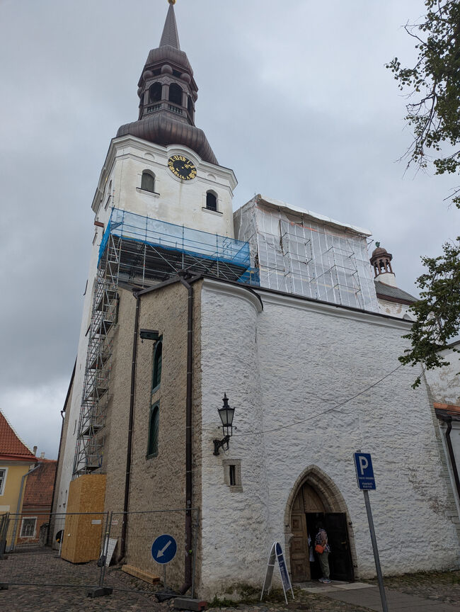 聖母マリア大聖堂は一部改修中の模様<br />こちらも外観の写真のみで先を急ぎます