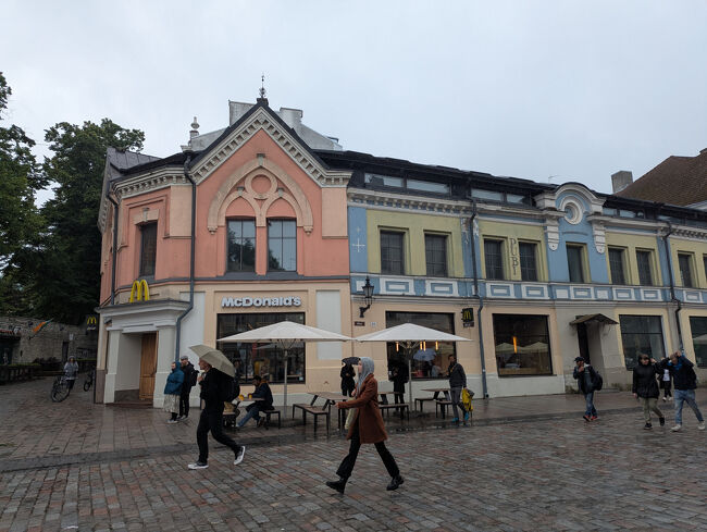 ヴィル門近くにはマクドナルドもありました<br />景観重視なのかマクドナルドも目立たない<br />