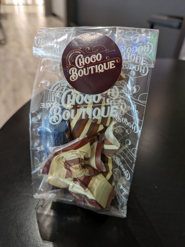 買ったチョコを食べ比べ、一休みして<br />港に向かいます<br />