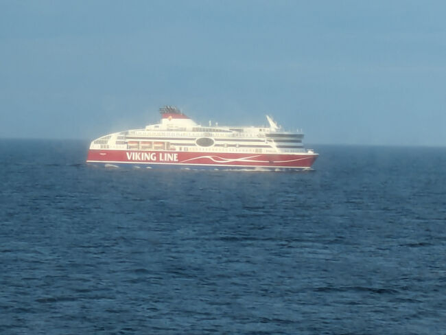 タリン行き？の別会社(バイキング・ライン)のフェリーとすれ違う