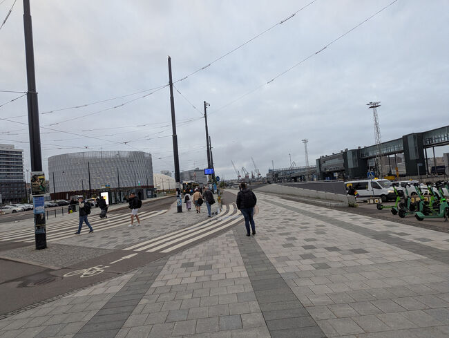 トラムでホテル近くまで帰ります<br />雨はあがってますが雲空、この時点で２２時過ぎですが<br />まだ明るいですね<br /><br />３日目はここまで<br />明日は、またヘルシンキのんびり散歩です<br /><br />拙い旅行記に最後までお付き合いいただき、ありがとうございました。<br />
