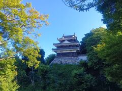 本丸丑寅櫓。
おおーっ、西尾城かと思いましたが、これは天守ではなく櫓。残念ながら天守は復元されていません。