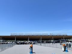 ■大阪・関西万博 西ゲート

関西空港から1時間で、西ゲートに到着しました。

今日は、雲がほとんどないとても良い天気です！！
(その分、めちゃくちゃ暑いですが...)

この日は、"ブルーインパルス"の展示飛行日。万博開幕に合わせて展示飛行を予定していたものの、開幕日はあいにくの雨で展示飛行は中止に・・・
リベンジとなった今日は、まさにブルーインパルスが飛ぶのにぴったりな澄み渡った青い空が広がっています。
