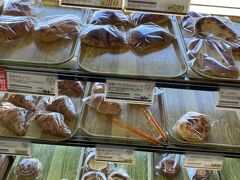 車内で食べるパンを買う&#127838;