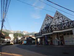 ローソン前の信号を渡ったところが八方インフォメーションセンターです。
猿倉行第一便5：55発バスが3台出るのを見送りました。
私どもはこの早い便は予約できず、第2便7：25発です。
7時過ぎには建物内のトイレが利用できました。2階がモンベルかな。
