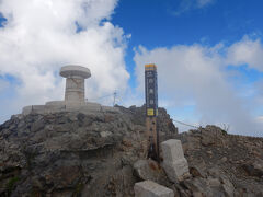 今日のうちに山頂へ行っておきましょう。
16時過ぎに山荘を出て高山植物を見ながらゆっくりと。標高2932m。
新田次郎著「強力伝」に出てくる方向指示器が鎮座しています。
手で撫でて偉業に敬意を表しました。