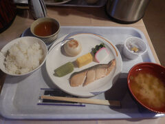 朝食は5時からいただけます。5：20くらいに行きました。カウンターでおかずのプレートと空のお茶碗、お椀、湯呑みの載ったお盆を受け取り、海苔と納豆はセルフでいただきます。
案内されたテーブルでご飯とお味噌汁をよそって食べました。
お弁当にして早出する方が多いようでのんびりした雰囲気でした。