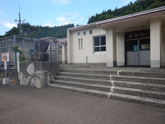 JR大糸線の平岩駅に15：20到着。無人駅です。
蓮華温泉にも入れなかったし、少しゆっくりしたいと
この待ち時間に検索して今日のお宿を予約。これで一安心。