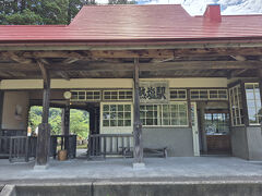 日中線記念館。

かつての日中線の終点・熱塩駅が当時の歴史を残す記念館として残されています。

駐車場も何台か分あります。アクセスするルートが狭いですが・・・