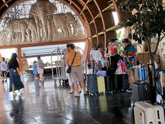 バンコクからパタヤへの移動もKKdayで依頼しました。
タイは高速も道がガタガタしているので、酔い止めは飲んでおいたほうがいいです。
昼過ぎの移動であれば2時間半かかると思っていてください。

今回のメインの目的地チェンタラグランドミラージュホテルに到着！
リゾート！という雰囲気が最高ですね。