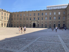 ストックホルム宮殿は衛兵交代式が終わればこのように閑散とします。