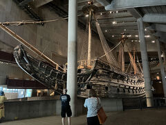 1628年、処女航海で沈没した船を1961年に引き上げて修復した船なのですが迫力がすごかったです。
映像で復元の様子を紹介していたのが興味深かったです。この映像はいくつもの言語で紹介されており、お昼ごろには日本語でも上映されるのですが今回は断念しました。（230SEK/人）