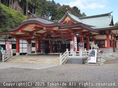 石鎚神社 口之宮 本社 本殿

神門を潜って進み、階段を上ると会館の横に出ます。
そのまま参道を進み、橋を渡ったら右折し、石段を上ると正面が本殿です。