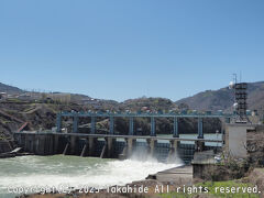 池田ダム

宿に荷物を置いて白地郵便局まで戻って右折し、白地橋を渡って県道267号を進みます。
吉野川沿いの道を進んで行くと右側に見えてきます。
管理所に寄ってダムカードを貰いました。


池田ダム：https://ja.wikipedia.org/wiki/%E6%B1%A0%E7%94%B0%E3%83%80%E3%83%A0
県道267号：https://ja.wikipedia.org/wiki/%E5%BE%B3%E5%B3%B6%E7%9C%8C%E9%81%93267%E5%8F%B7%E7%99%BD%E5%9C%B0%E5%B7%9E%E6%B4%A5%E7%B7%9A
吉野川：https://ja.wikipedia.org/wiki/%E5%90%89%E9%87%8E%E5%B7%9D
ダムカード：https://www.water.go.jp/honsya/honsya/torikumi/tourism/damcard/area/yoshino/ikeda.html