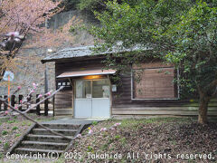 坪尻駅

バス停から山道を下って踏切を渡ると駅前(？)に出ます。
無人駅ですが駅スタンプが設置されています。
下り最終列車に乗車して阿波池田に戻ります。
車両は1000形１次車の1014です。


駅スタンプ：https://ja.wikipedia.org/wiki/%E9%A7%85%E3%82%B9%E3%82%BF%E3%83%B3%E3%83%97
1000形：https://www.jr-shikoku.co.jp/01_trainbus/syaryou/1000.shtm
1000形：https://ja.wikipedia.org/wiki/JR%E5%9B%9B%E5%9B%BD1000%E5%BD%A2%E6%B0%97%E5%8B%95%E8%BB%8A
1014：https://raillab.jp/car/52092