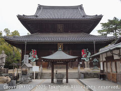 [第75番]善通寺

大門を出たら左折し、階段を上って弘田川に架かる橋を渡って右折します。
中谷川に架かる弘田中谷橋を渡ったら左折して次を右折します。
突き当りを左折し、仙遊寺の案内のある十字路を右折します。
県道48号を渡って直進すると道路を挟んでお寺があります。
既に拝観時間を過ぎていたので東院の本堂(金堂)を見て駅に向かいました。


善通寺：https://zentsuji.com
善通寺：https://88shikokuhenro.jp/75zentsuji/
善通寺：https://www.kukainavi.com/spot/watch/entry-483.html
善通寺：https://ja.wikipedia.org/wiki/%E5%96%84%E9%80%9A%E5%AF%BA
弘田川：https://geoshape.ex.nii.ac.jp/river/resource/370014/3700140001/
中谷川：https://geoshape.ex.nii.ac.jp/river/resource/370014/3700140005/
仙遊寺：https://www.kukainavi.com/spot/watch/entry-518.html
東院：https://zentsuji.com/event_category/toin/
金堂：https://zentsuji.com/event/kndo/