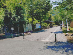 朝早くクルマを出して、瀬音の湯に9:50ぐらいに到着。下道（したみち）を使ったけど、大きな渋滞はなく、営業開始の10:00前に到着。駐車場に結構な数のクルマが止まっているが、宿泊中の人のクルマもあると思われる。
写真は、駐車場から施設入口に続く道。初めてだと、ややわかりにくい。