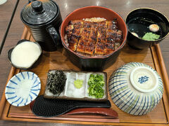 鰻処かぐらでひつまぶしいただきました。
土用の丑の日にうなぎいけなかったので、こちらでいただきました。
とろろも追加しちゃいました。
ボリューム満点です。ごちそうさまでした。