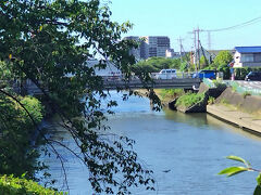 綾瀬川は、埼玉県の桶川市から草加市、さらに東京都葛飾区へと流れていきます。
（昔住んでいた時に、台風による洪水で綾瀬川も溢れて、何度か床下浸水になりました）