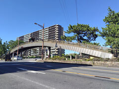 百代橋（ひゃくたいはし）（草加市松江）
和風の太鼓型歩道橋で、矢立橋よりは小さいです。

