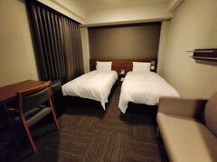 1年半前に豊橋にオープンした、ドーミーインEXPRESS豊橋。
豊橋駅から徒歩15分だけど電停は目の前、駐車場は1泊1200円。

いちばんリーズナブルな、コンパクトツインルームに宿泊。