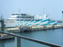 ここの道の駅、珍しいのはフェリーターミナルを兼ねていること。

窓から見えている伊勢湾フェリーで、鳥羽へ。
名鉄海上観光船で、篠島・日間賀島へ。