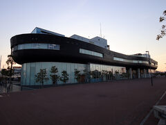 ほどなくして、「はーばりー」が見えてきました。
今治港を発着する船の発券所と待合所で、
外観は船の形をしています。
京都駅を手がけた建築家・原広司氏（東京大学名誉教授）の設計です。