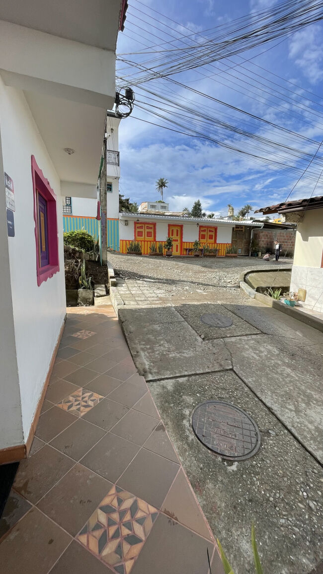 ということでサレントへ到着。バスターミナルから宿へ歩きます。とっても小さな村で、坂の上にメイン広場があるので足腰鍛えられます。<br /><br />まずはここで3日間何して過ごすか決めるために、アクティビティーエージェントを探します。