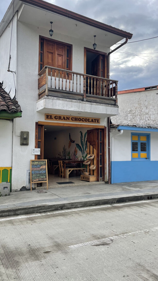 ということでサレントでのプランが決まったので今日は村を歩いてみます。<br />写真のチョコレートショップ、いけなかったけど（写真撮ったのに後日見つけられなかった）こんな感じのカフェやお土産屋さんが立ち並びます。<br />サレントはリゾート地らしく、家族連れや犬連れで遊びに来ている人（多分コロンビア国内からかな？）がたくさんいました。