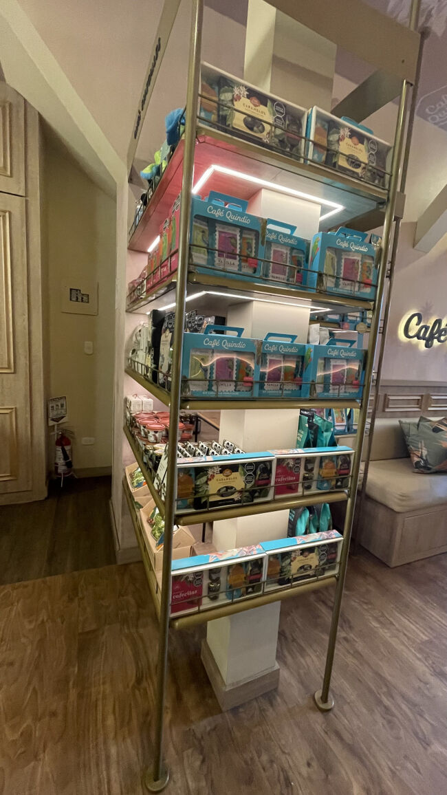 おしゃれなカフェCafe Quindioを見つけたので入ってみました。<br /><br />お土産に良さそうな可愛いパッケージ。