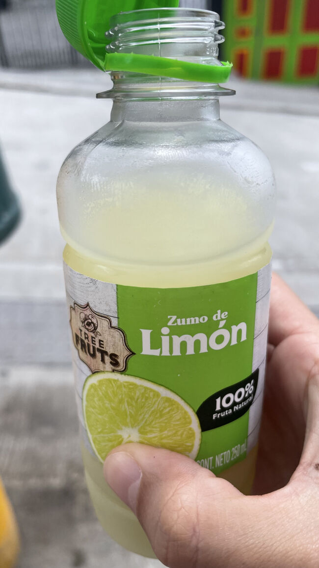 喉乾いたのでスーパーに行くとレモン100%ジュースがあったので買ってみました。<br />酸っぱいもの好きでもウッとなる酸っぱさ。よく考えたら100%ってレモン汁そのもので、気づかなかった自分にウケました。