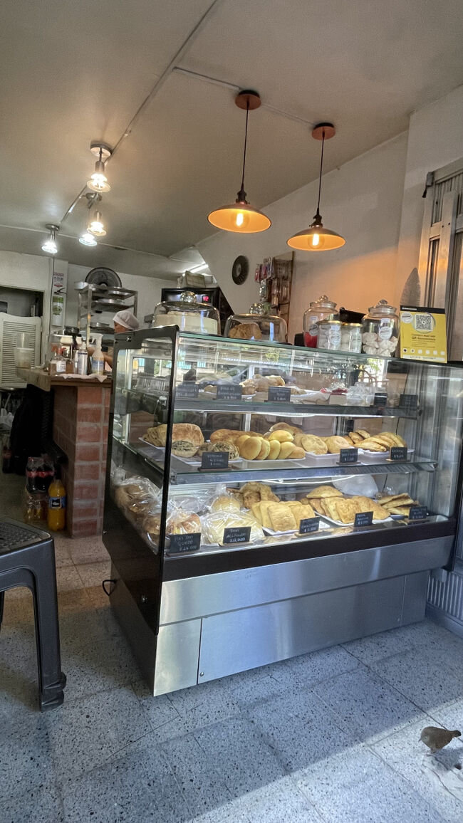 メデジンに着き、バスターミナルからUberで宿へ。<br />メデジンのUberは運転がとにかく荒いので高めの車選ぶことをお勧めします。。<br />まじ怖かったです。<br /><br />で、宿の近くにローカルなパン屋さんを見つけたので１週間で３回行きました。