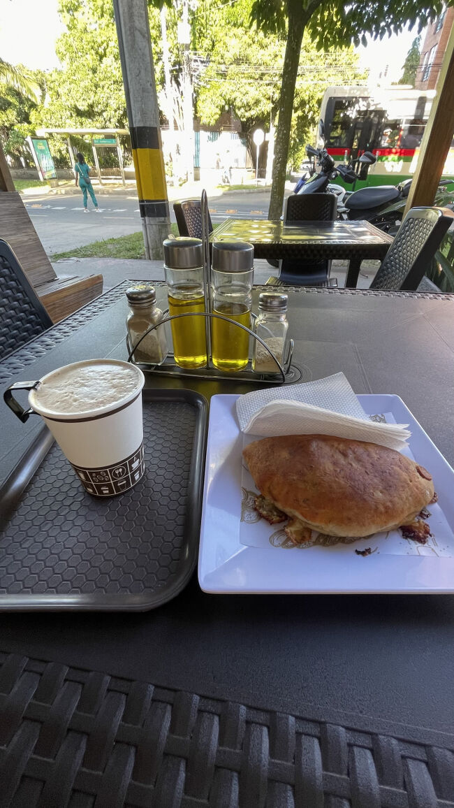 コーヒーとパン。私の限られたスペイン語でおばちゃんとこれ何？甘い？とコミュニケーション。こういうのが実は楽しい。。<br />地元の人もたくさん来ているようでした。
