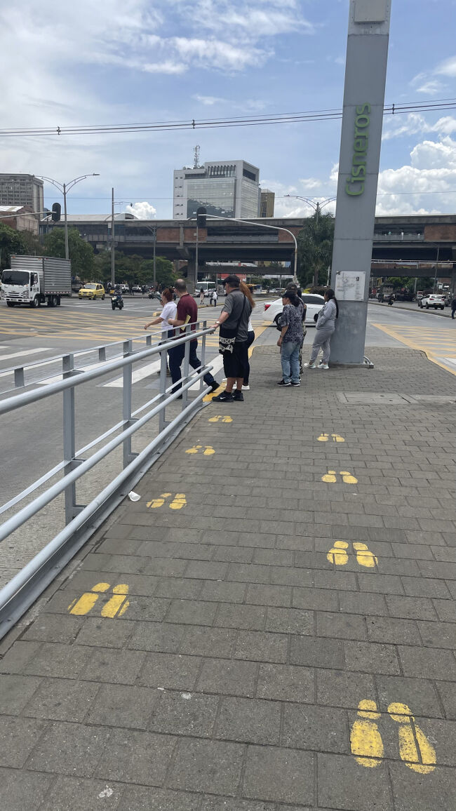 バスを降りて、電車に乗り換え。駅に向かいそうな人の後に着いてサクサク歩きました。昼間だから公共交通機関使いましたが、早朝や夕方以降は絶対Uberで移動がいいと思います。