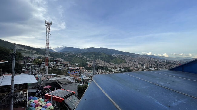 ツアーではコムナトレセ出身の若者がガイドをしてくれました。チップの目安は30ドル程度。<br />この地区で何があって、どうやって観光地化されるほどまで治安が改善したのか。<br />詳しくはコムナトレセで検索してみてください。<br />ここは安全と言われている地区なのでカメラで撮影したりスマホ出したり一人で歩いたり、昼間は大丈夫と思いますが人が多いのでスリに気をつけましょう。