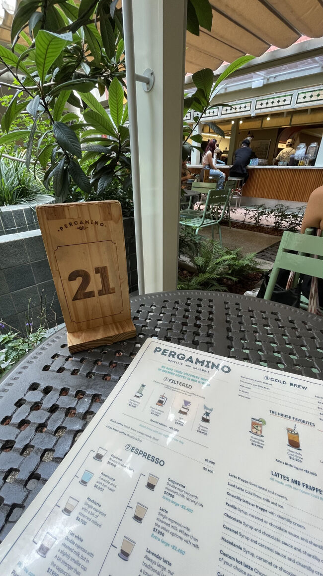 さて。メデジンといえばおしゃれカフェ。なので色々と行ってみました。<br />その中でもお気に入りは、Pergamino。こちらはチェーンでメデジンにいくつか店舗があります。めちゃおしゃれでリモートワーカーらしき人がたくさん。<br />ご飯もコーヒーも美味しくて満足！！