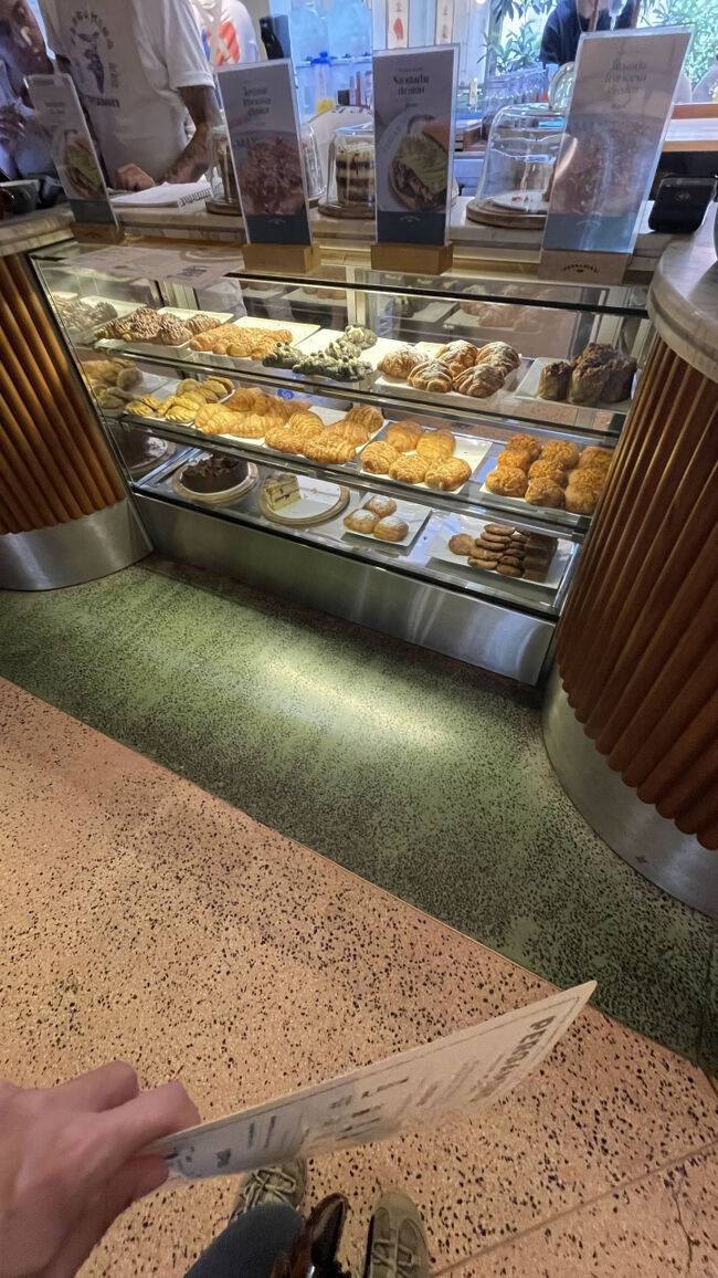 ブランチメニュー以外にもパンも色々あります。<br />写真には写っていませんが、Tシャツやマグなどグッズが色々あって、しかも可愛い！<br />アルミのマグ買えば良かったなああああ！