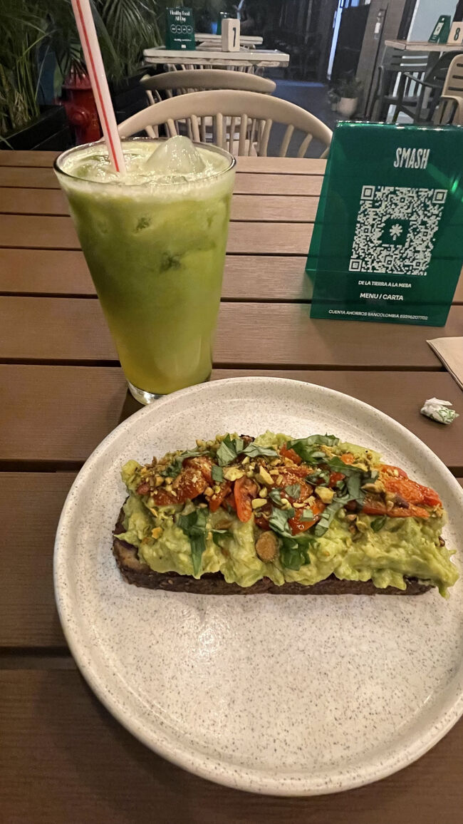 グリーンジュースとアボカドトースト！幸せ！