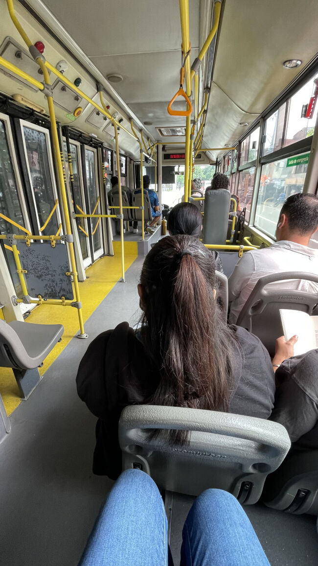 今日はポブラドという地区にマツエクをつけに行きます。<br />メデジンは美容や整形が盛んな街でもあるそう。<br />バスの中はこんな感じです。