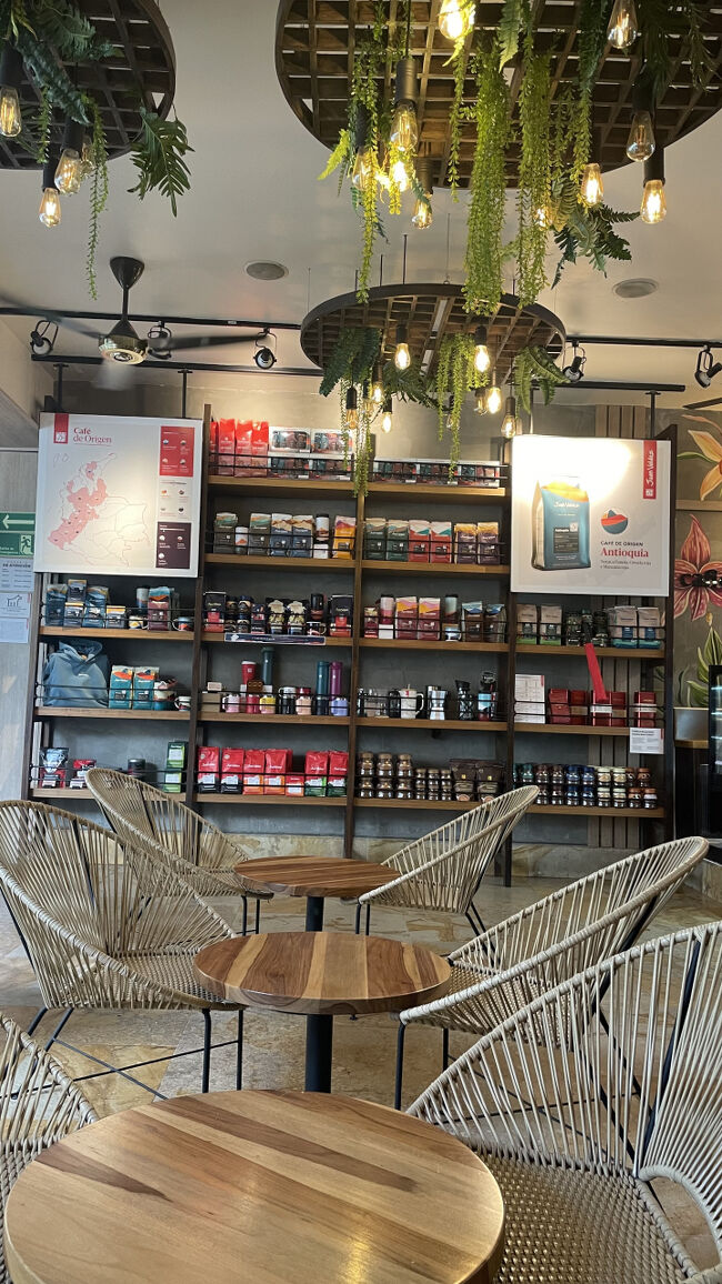 マツエクつけてもらってJuean Vakdez でコーヒー休憩。<br />このディスプレイ、美しい、、！コロンビアが最後の目的地だったら絶対ここでたくさん買って帰ってた。